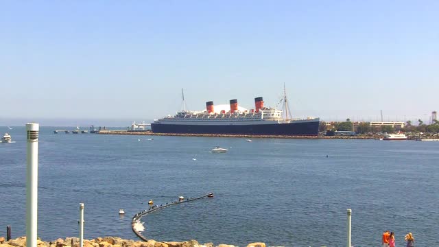 long-beach-harbor-with-the-queen-mary-ship-long-beach-ca_sbzspuvx__M0000